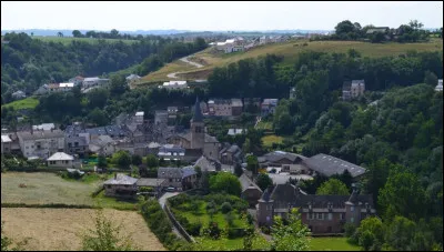 Cette commune du d&eacute;partement de l'Aveyron, peupl&eacute;e de 2 300 habitants, situ&eacute;e dans l'agglom&eacute;ration de Rodez, c'est ...