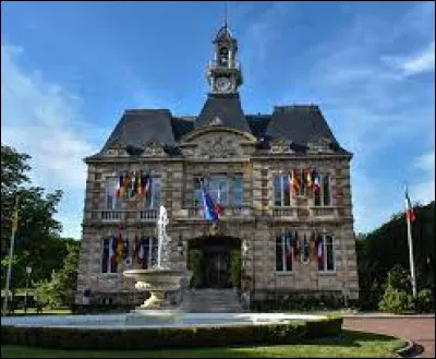 Cette commune du d&eacute;partement des Yvelines, situ&eacute;e dans un m&eacute;andre de la Seine, sur la rive droite face &agrave; Saint-Germain et peupl&eacute;e de 15 600 habitants, c'est ...