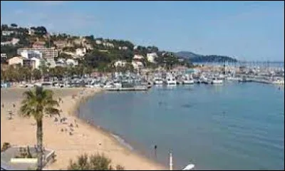 Cette commune du d&eacute;partement du Var, peupl&eacute;e de 6 000 habitants, situ&eacute;e sur la c&ocirc;te en face de l'&icirc;le du Levant, c'est ...