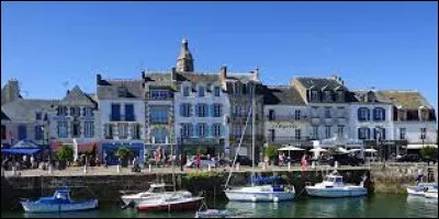 Cette commune du d&eacute;partement de la Loire-Atlantique, peupl&eacute;e de 4 000 habitants, situ&eacute;e sur une presqu'&icirc;le qui s&eacute;pare les marais salants de Gu&eacute;rande de l'oc&eacute;an Atlantique, c'est ...