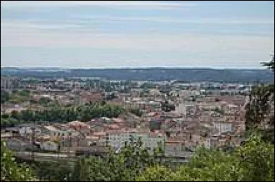 Cette commune du Lot-et-Garonne, peupl&eacute;e de 9 300 habitants, situ&eacute;e sur la rive gauche de la Garonne, pr&egrave;s d'Agen, c'est ...