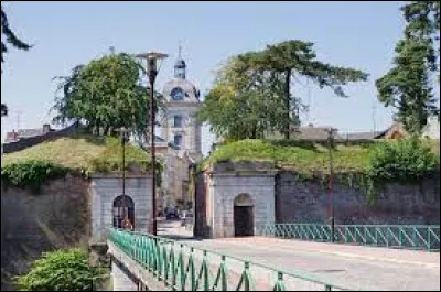Cette commune du d&eacute;partement du Nord, peupl&eacute;e de 4 800 habitants, situ&eacute;e entre Valenciennes et Maubeuge, connue pour ses fortifications, c'est ...