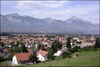 Cette commune de l'Is&egrave;re, peupl&eacute;e de 5 000 habitants, situ&eacute;e dans le Gr&eacute;sivaudan, dans le prolongement de l'agglom&eacute;ration grenobloise, c'est ...