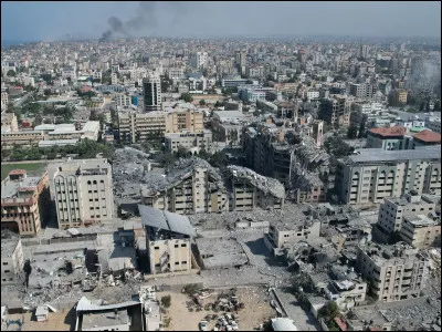 Quand le Hamas a-t-il lancé une offensive terroriste de grande envergure contre Israël, qui a par la suite riposté par de nombreux bombardements et des opérations terrestres dans la bande de Gaza ?