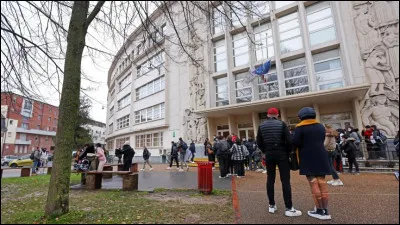 Le vendredi 13 octobre 2023, une attaque au couteau s'est produite dans une cité scolaire, provoquant la mort d'un professeur de lettres, M. Dominique Bernard, et faisant deux autres blessés graves. L'auteur des faits, Mohammed Mogouchkov, était un Tchétchène radicalisé et fiché S. Suite à cet événement tragique, le plan "urgence attentat" a été activé et des centaines de fausses alertes à la bombe ont été recensées en France durant les mois d'octobre et novembre. Dans quelle ville l'attentat du 13 octobre a-t-il eu lieu ?