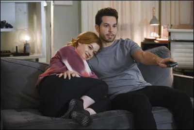 Dans la série, l'homme à côté de l'héroïne est :