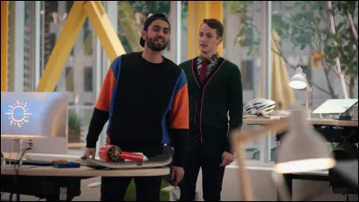 Les deux collègues du personnage principal sont :