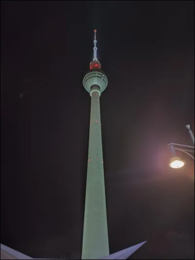 Nous passons par l'incontournable Berlin. Quel est le nom de cet imposant monument allemand ?