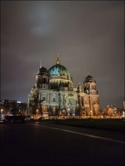 Nous sommes toujours à Berlin. Quel est le nom allemand de ce monument historique ?
