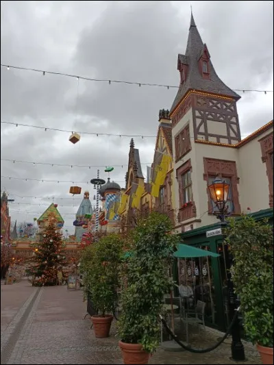 Notre voyage s'achève dans le plus grand parc d'attractions d'Allemagne. Ce parc est mondialement célèbre, notamment pour le Silver Star, un parcours de montagnes russes qui, à sa sortie, était le plus haut d'Europe.