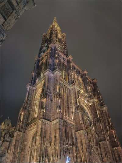 Notre voyage débute au pied de cette sublime cathédrale située en Alsace. Dans quelle ville sommes-nous ?