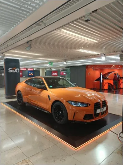 Petit passage à l'aéroport de Francfort-sur-le-Main où est exposée cette sublime voiture. À quelle marque appartient-elle ?