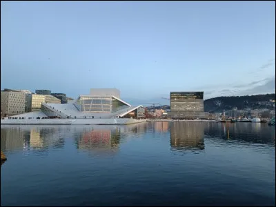 Quel monument d'Oslo peut-on apercevoir sur la gauche de cette image ?