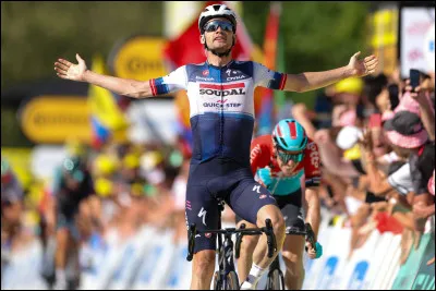 Comment se nomme la compétition de cyclisme par étapes qui traverse la France et qui se déroule chaque année ?