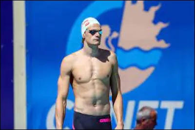 Qui est cet homme, actuel détenteur du record du monde du 400 mètres nage libre en petit bassin avec un temps de 3 min 32 s 25 ?