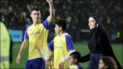 Cet été a connu une révolution majeure dans l'histoire du football. Un pays du Golfe a attiré l'attention en enrôlant des joueurs de renommée mondiale en leur promettant des salaires mirobolants à l'instar de Cristiano Ronaldo, Karim Benzema, N'golo Kanté et plus encore. Quel est ce pays ?