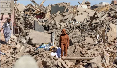 En 2023, deux séismes majeurs ont frappé la Turquie, la Syrie et le Maroc, engendrant une dévastation généralisée et un deuil profond. Le secrétaire général des Nations Unies a estimé que ces évènements comptaient parmi les plus grandes catastrophes naturelles de notre époque. Combien dénombre-t-on de morts suite à ces catastrophes ?