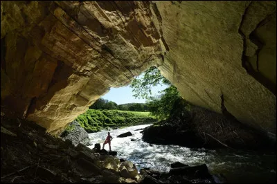 Et enfin en quelle année a été découvert le gouffre de Belvaux ?