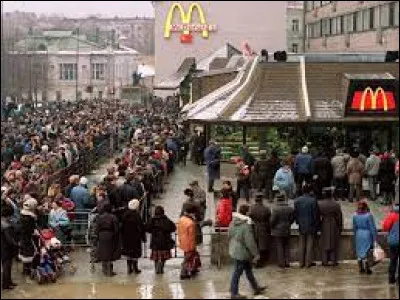 Ce 31 janvier, un premier McDonald's ouvre à Moscou : c'était en ...