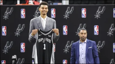 Le 22 juin, Victor Wembanyama devient le premier basketteur français de l'histoire à être drafté (choisi) en première position en NBA, le célèbre championnat nord-américain, par les Spurs de San Antonio. Quelle taille fait-il ?