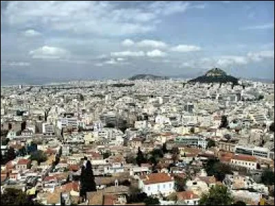 Cette ville grecque, la 6ᵉ du pays avec 135 000 habitants, située dans la banlieue ouest d'Athènes, c'est ...