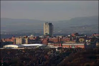 Cette ville anglaise de 103 000 habitants, située dans la banlieue nord-est de Manchester, c'est ...