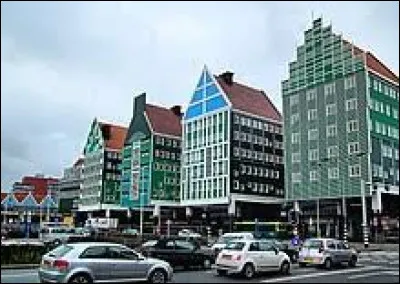Cette ville néerlandaise de 155 000 habitants, située dans la périphérie nord d'Amsterdam, c'est ...