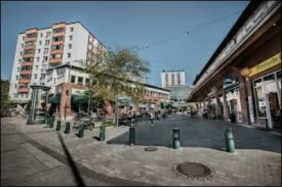 Cette ville suédoise de 86 000 habitants, située dans le sud de l'agglomération de Stockholm, c'est ...