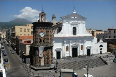 Cette ville italienne de 80 000 habitants, située dans l'agglomération de Naples, au pied du Vésuve, c'est ...
