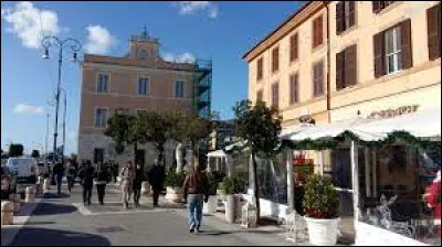 Cette ville italienne de 84 000 habitants, située dans la périphérie sud du Rome et qui accueille sur son territoire l'aéroport Léonard-de-Vinci, c'est ...