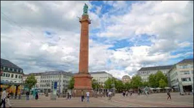 Cette ville allemande de 160 000 habitants, située à 30 km au sud de Francfort, c'est ...