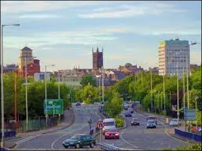 Cette ville anglaise de 230 000 habitants, située dans les Midlands à 35 km au nord ouest de Birmingham, c'est ...