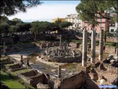 Cette ville italienne de 80 000 habitants, située en Campanie, en bord de mer, immédiatement à l'ouest de Naples, c'est ...