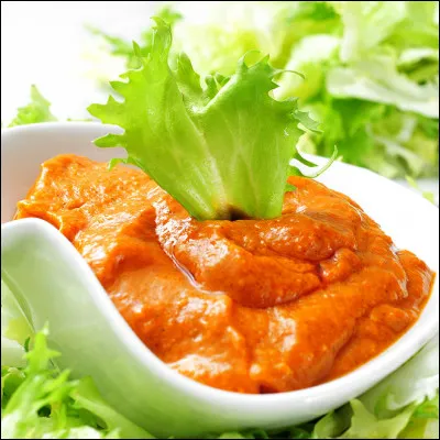 Quel ingrédient ne fait pas partie de la sauce romesco ?