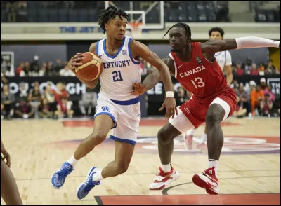 Lors d’un match de basketball, combien de joueurs de chaque équipe sont présents sur le terrain ?