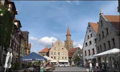 Cette ville allemande de 125 000 habitants, située dans l'ouest de l'agglomération de Nuremberg, c'est ...