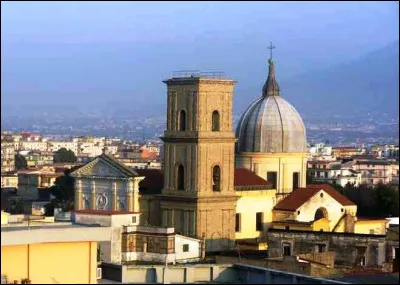 Cette ville italienne de 74 000 habitants, située en Campanie, à 10 km au nord-est du centre de Naples, c'est ...