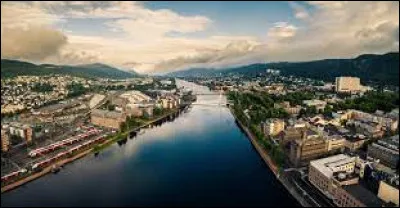 Cette ville norvégienne de 70 000 habitants, située dans la grande périphérie ouest d'Oslo, à 30 km de la capitale, sur un bras du fjord d'Oslo, c'est ...