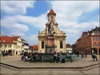 Cette ville allemande de 95 000 habitants, connue pour ses édifices baroques, située dans le Bade-Wurtemberg dans la banlieue nord de Stuttgart, c'est ...