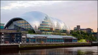 Cette ville anglaise de 90 000 habitants, située dans la banlieue de Newcastle, sur la rive droite de la Tyne, c'est ...