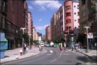 Cette ville espagnole de 100 000 habitants, située au Pays basque, dans la banlieue de Bilbao, c'est ...