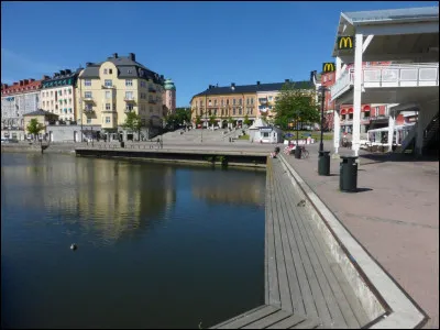 Cette ville de Suède de 80 000 habitants, située dans la périphérie de Stockholm, à 25 km au sud ouest de la capitale, c'est ...