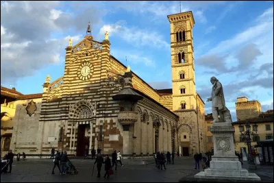 Cette ville italienne de 200 000 habitants, située en Toscane à une vingtaine de kilomètres au nord de Florence, connue pour son industrie textile, c'est ...