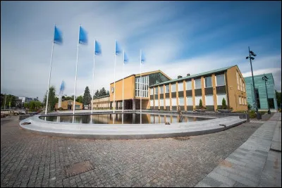 Cette ville finlandaise de 230 000 habitants, située dans le nord de l'agglomération d'Helsinki, c'est ...