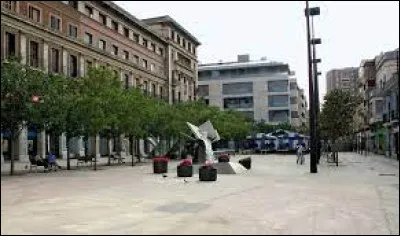 Cette ville espagnole de 270 000 habitants, deuxième ville la plus peuplée de la Catalogne, située dans la périphérie nord de Barcelone, c'est ...