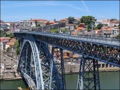 Cette ville portugaise de 300 000 habitants, située face à Porto sur la rive gauche du Douro, c'est ...