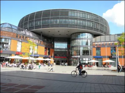 Cette ville allemande de 160 000 habitants, située sur la rive droite du Rhin, entre Cologne et Düsseldorf, c'est ...