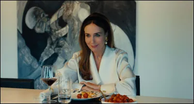 Le film, qui est un thriller, avec Mia Wasikowska, sur une professeure qui forme une secte est...