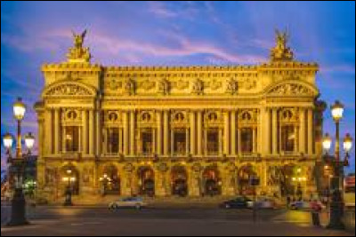 Qui a décidé de faire construire l'opéra Garnier ?
