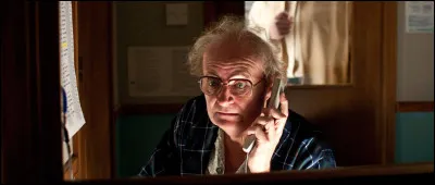 En quelle année vit ce personnage de Jim Broadbent ?